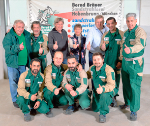 Das Team der Sandstrahlerei Bräuer in Hohenburnn bei München